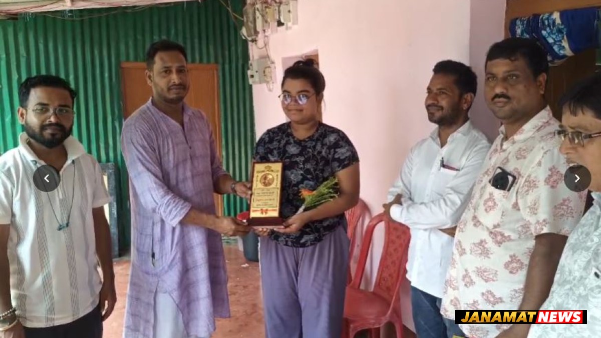 কৃতী ছাত্র-ছাত্রীদের সংবর্ধনা দিল DYFI -