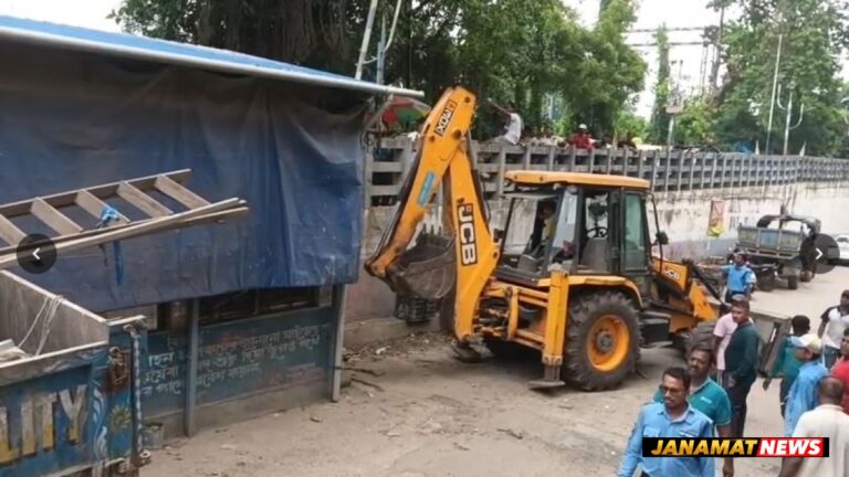 স্মার্ট সিটির খোঁড়াখুঁড়িতে ফাটল গ্যাস পাইপলাইন -