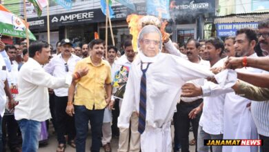 Congress protests against Election Commission, burns CEC effigy |