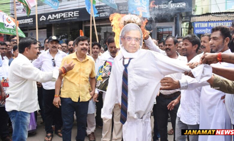 Congress protests against Election Commission, burns CEC effigy |