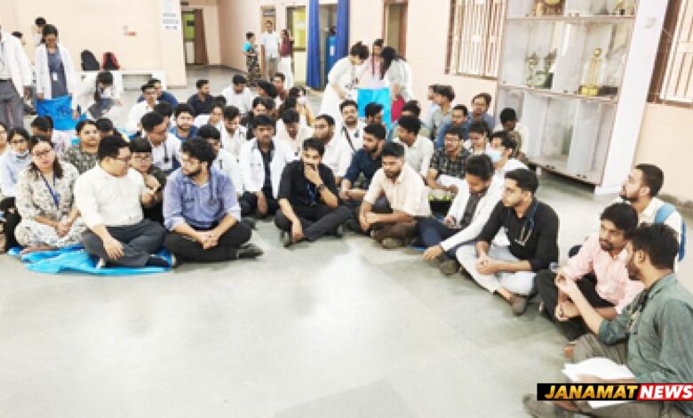 Resident doctors of GB Pant Hospital stage a protest on the hospital premises in Agartala on September 30 in support of their demands. |