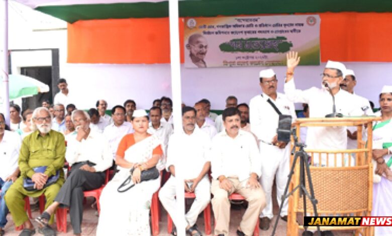 Tripura Pradesh Congress Committee(TPCC) president Ashish Kumar Saha stages a sit-in demonstration in front of Congress Bhavan on October 1. |