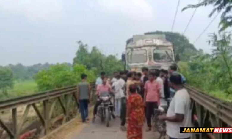 12-Wheeler Truck Involved In Accident On Ramchandraghat Bridge While Trying To Save E-Rickshaw. -