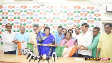 Former councillor of Agartala Municipal Corporation (AMC) TMC leader, Panna Deb joins Congress during a joining programme held at Congress Bhavan in Agartala on October 7. |