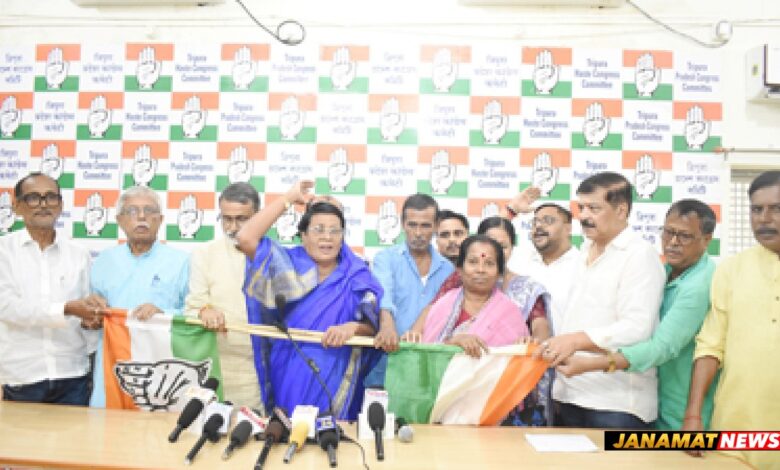 Former councillor of Agartala Municipal Corporation (AMC) TMC leader, Panna Deb joins Congress during a joining programme held at Congress Bhavan in Agartala on October 7. |