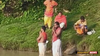 Hindu Devotees Perform “Tarpan” Rituals For The Souls Of Their Departed Ancestors During The Holy Day Of ‘Mahalaya’. -