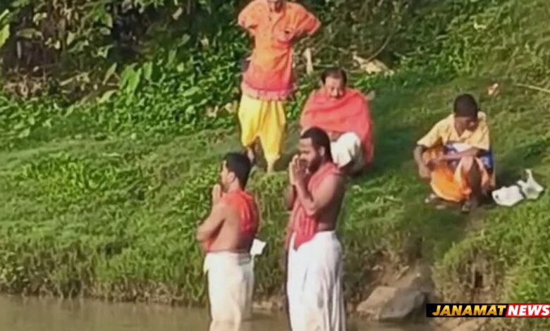 Hindu Devotees Perform “Tarpan” Rituals For The Souls Of Their Departed Ancestors During The Holy Day Of ‘Mahalaya’. -