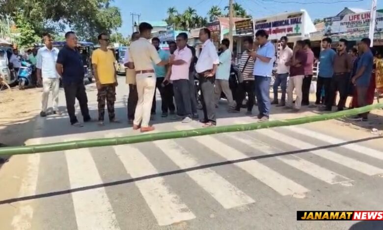 Residents block Ambassa-Kamalpur route to protest transfer of Dhalai district hospital doctor |