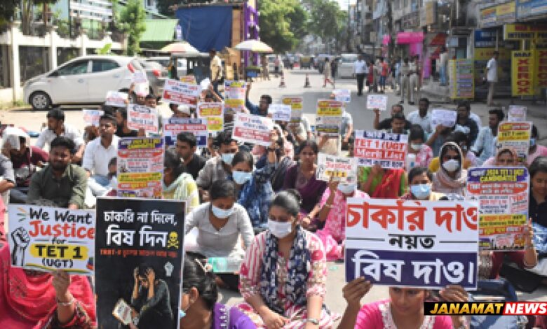 TET paper-I qualifiers continue their protest in front of Siksha Bhavan in Agartala on October 16. |